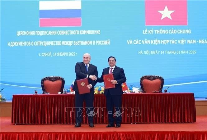 El primer ministro vietnamita, Pham Minh Chinh, y su homólogo ruso, M.V. Mishustin, firmaron un comunicado conjunto sobre las resultados de la visita oficial del jefe del Gobierno ruso. (Foto: VNA)