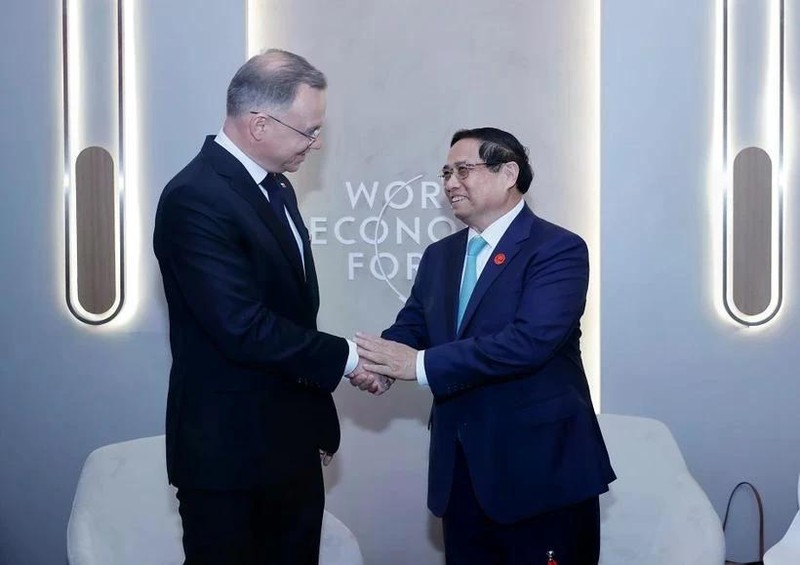 El primer ministro de Vietnam, Pham Minh Chinh, se reunió con el presidente polaco Andrzej Duda en ocasión de su participación en la 15 Reunión Anual de los Nuevos Campeones del Foro Económico Mundial (FEM) en Dalian, China. (Foto: VNA)