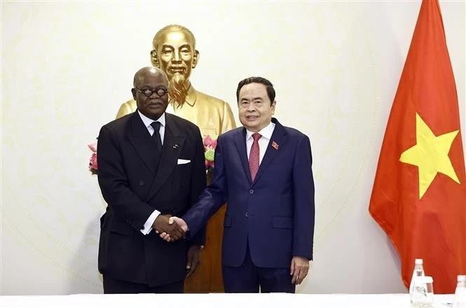 El titular de la Asamblea Nacional de Vietnam, Tran Thanh Man, y Hilarion Etong, presidente de la Asamblea Parlamentaria de la Francofonía y vicepresidente primero del Parlamento de Camerún. (Foto: VNA)