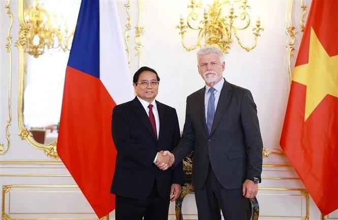 El primer ministro de Vietnam, Pham Minh Chinh, y el presidente de la República Checa, Petr Pavel. (Foto: VNA)