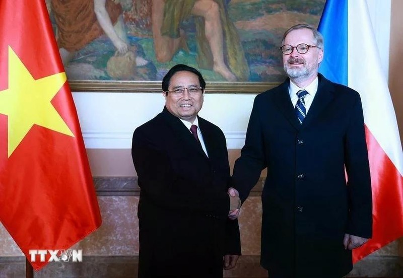 El primer ministro vietnamita, Pham Minh Chinh, y su homólogo checo, Petr Fiala. (Foto: VNA)