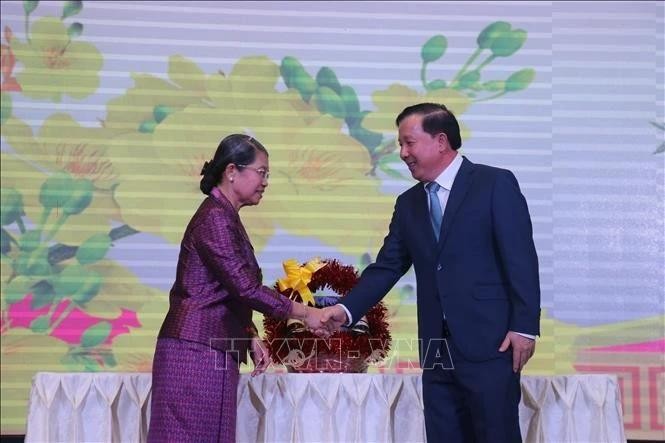 Men Sam An, asesora suprema del Rey de Camboya, vicepresidenta del Partido Popular y titular del Consejo Nacional del Frente de Solidaridad para el Desarrollo de la Patria del país vecino, felicita al presidente del Comité Popular de Long An, Nguyen Van Ut, con motivo del Tet (Foto: VNA)