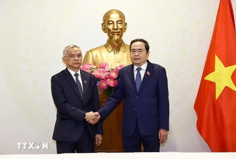 El presidente de la Asamblea Nacional de Vietnam, Tran Thanh Man, recibe al vicepresidente de la Asamblea Nacional de Laos, Sommad Pholsena, (Foto: VNA)