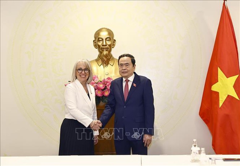 El presidente de la Asamblea Nacional de Vietnam, Tran Thanh Man, recibe a Caroline St-Hilaire, directora general de la Organización Internacional de la Francofonía. (Foto: VNA)