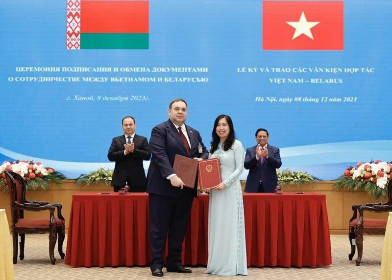 La vicecanciller vietnamita Le Thi Thu Hang y su homólogo belaruso Evgeny Shestakov, en la firma del acuerdo de exención de visa para los titulares de pasaportes ordinarios de ambos países (Foto: Ministerio de Relaciones Exteriores de Vietnam)