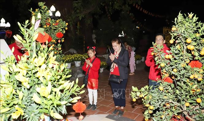 Los vietnamitas en Laos visitan la pagoda Phat Tich en Vientiane, el primer día del Año Nuevo Lunar. (Foto: VNA)