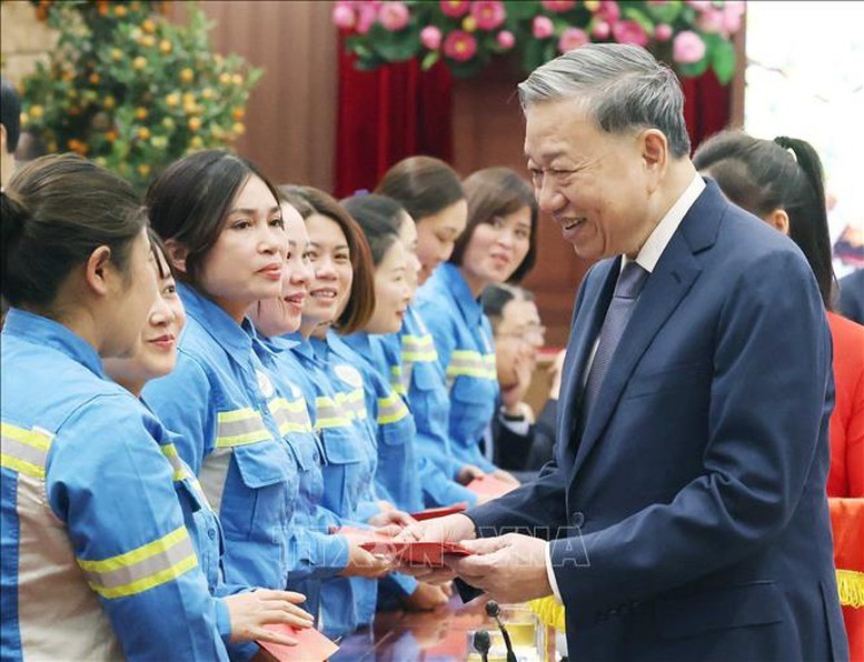 El secretario general del Partido Comunista de Vietnam, To Lam, felicita a trabajadores de Hanoi (Foto: VNA)