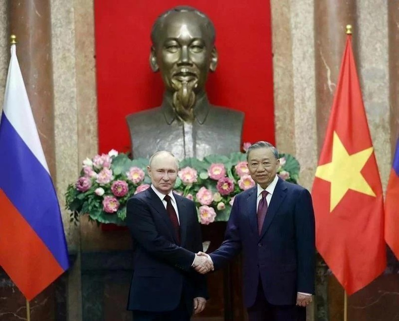 El secretario general del Partido Comunista, To Lam (der.), posa para una fotografía con el presidente ruso, Vladimir Putin (Foto: VNA)