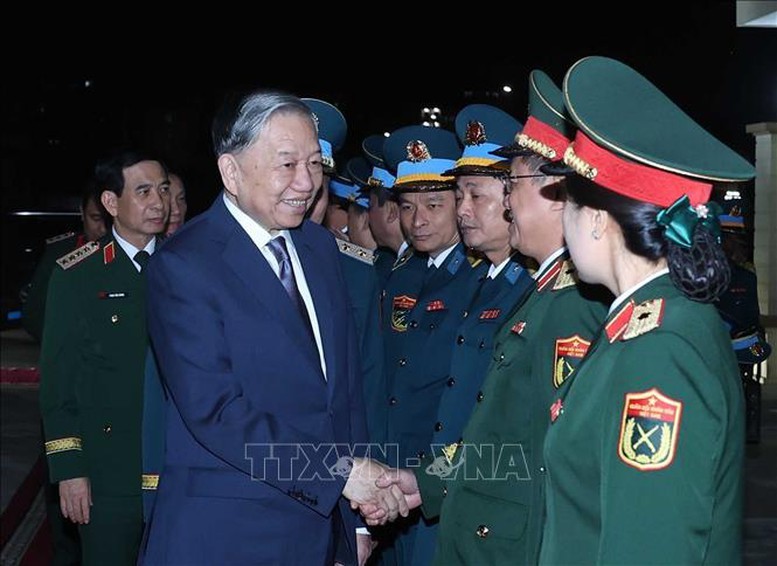 El secretario general del Partido Comunista de Vietnam, To Lam, con dirigentes del Ministerio de Defensa y de la Fuerza de Defensa Aérea y Antiaérea. (Foto: VNA)