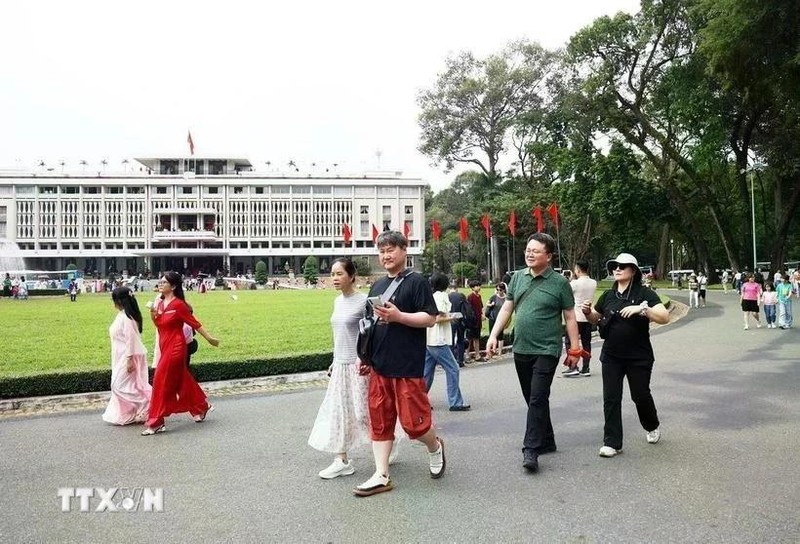 Turistas visitan el Palacio de la Independencia en Ciudad Ho Chi Minh. (Foto: VNA)