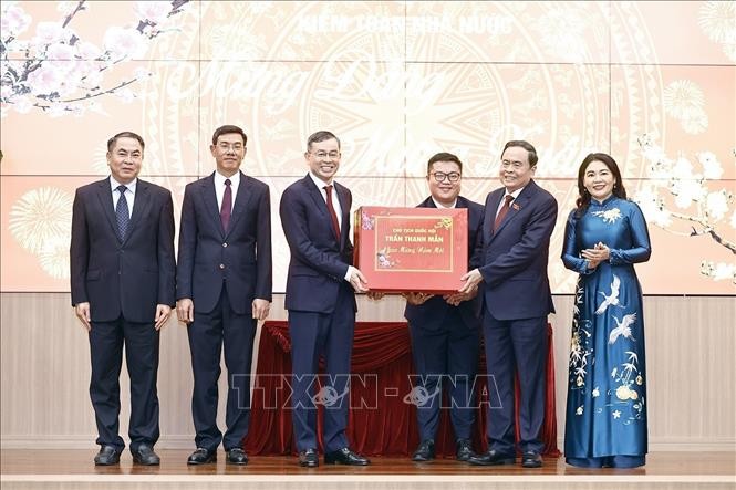 El presidente de la Asamblea Nacional, Tran Thanh Man, regala un obsequio a la Auditoría Estatal de Vietnam (Foto: VNA)