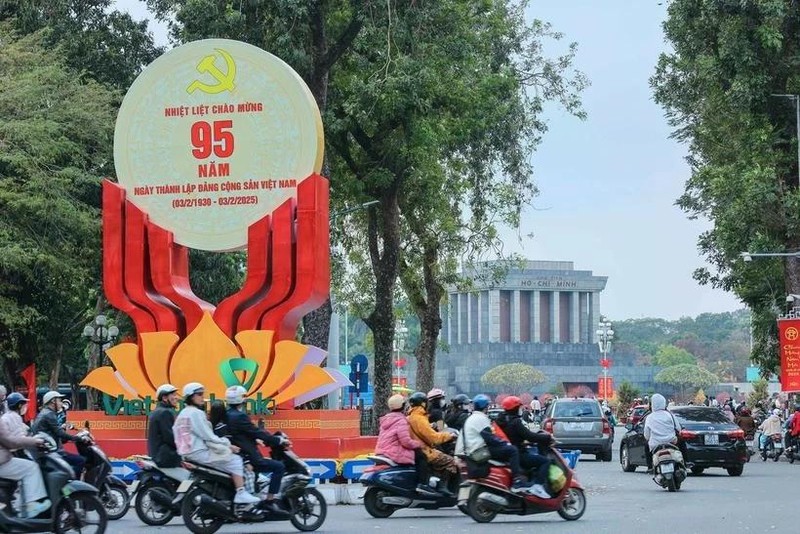 Una gran pancarta que celebra el 95º aniversario de la fundación del PCV en la calle Dien Bien Phu, Hanói (Foto: VNA)