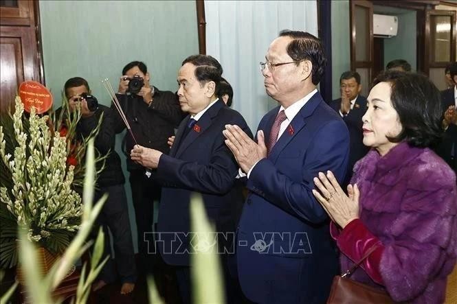 El presidente de la Asamblea Nacional, Tran Thanh Man (tercero desde la derecha), ofrece incienso en conmemoración del Presidente Ho Chi Minh en la Casa 67, dentro del complejo del Palacio Presidencial en Hanói. (Foto: VNA)