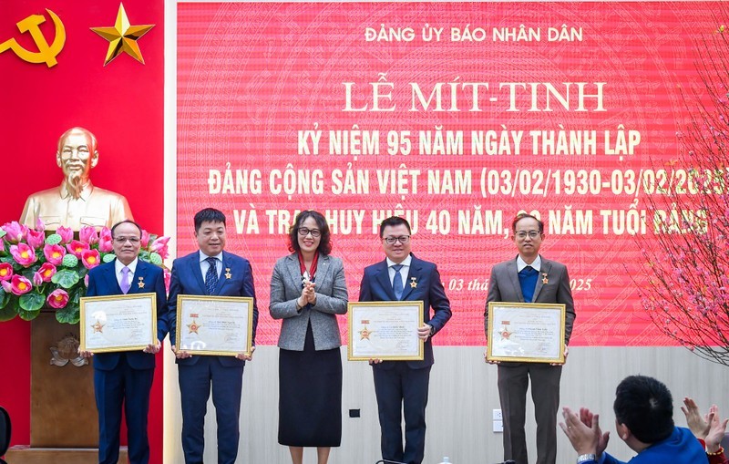 Ha Thi Trang, jefa del Departamento de Comunicación y Educación del Comité del Partido en el Bloque de Órganos Centrales, entrega la Medalla "Por la causa de la construcción del Comité del Partido en el Bloque de Órganos Centrales" a los militantes del periódico Nhan Dan. 