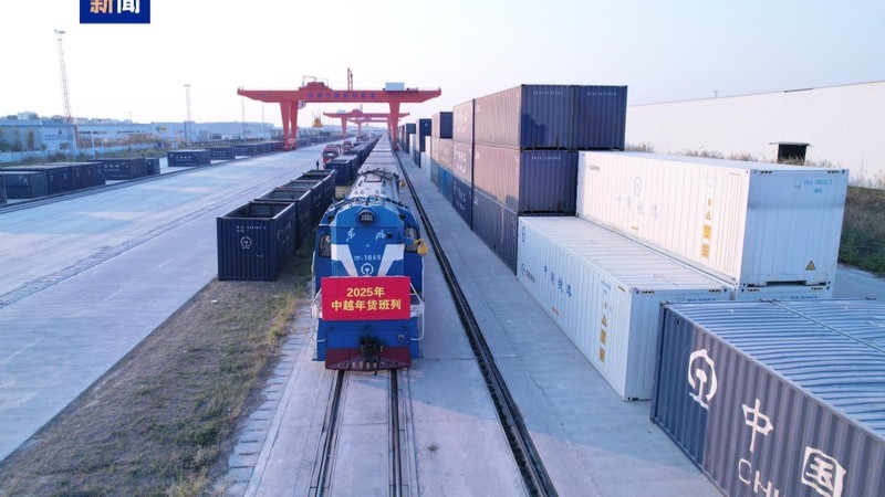 Foto ilustrativa: El primer tren intermodal que transporta mercancías del Tet en 2025 entre los dos países parte de Guangxi. (Foto: CCTV)