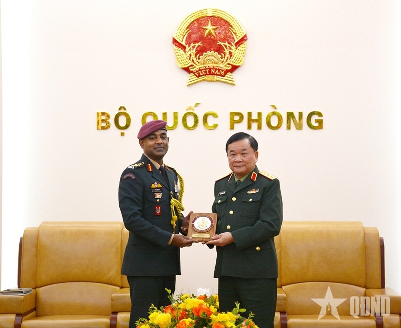 El viceministro vietnamita de Defensa, teniente general Hoang Xuan Chien, y el coronel S. Muthukrishnan, agregado militar de la India en Hanói.(Foto: qdnd.vn)