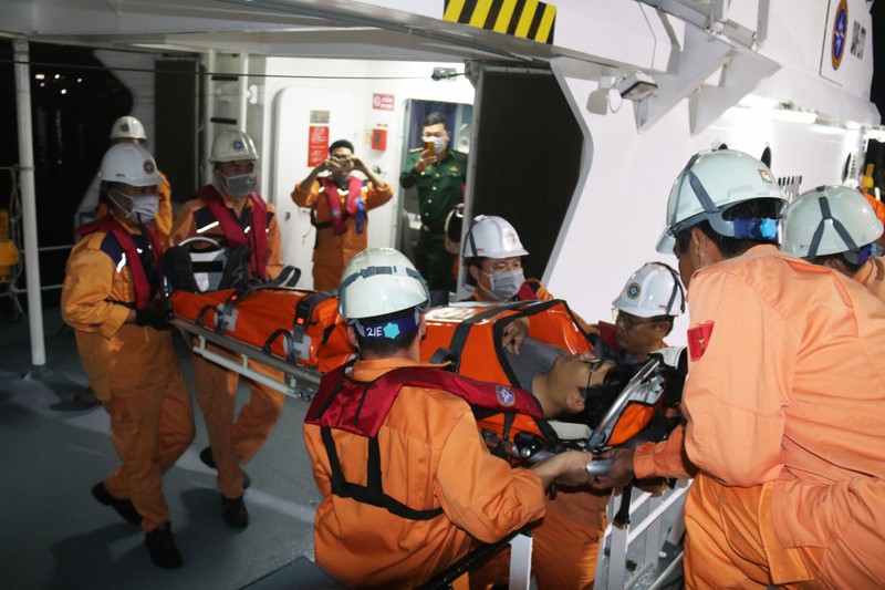 El marinero surcoreano con apendicitis aguda es trasladado a la ciudad de Nha Trang por un barco de rescate vietnamita. (Foto: baokhanhhoa.vn)