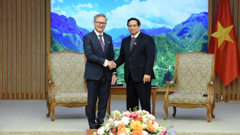 El primer ministro Pham Minh Chinh (derecha) y el ministro de Relaciones Exteriores de Laos, Thongsavanh Phomvihane. (Foto: Nhan Dan)