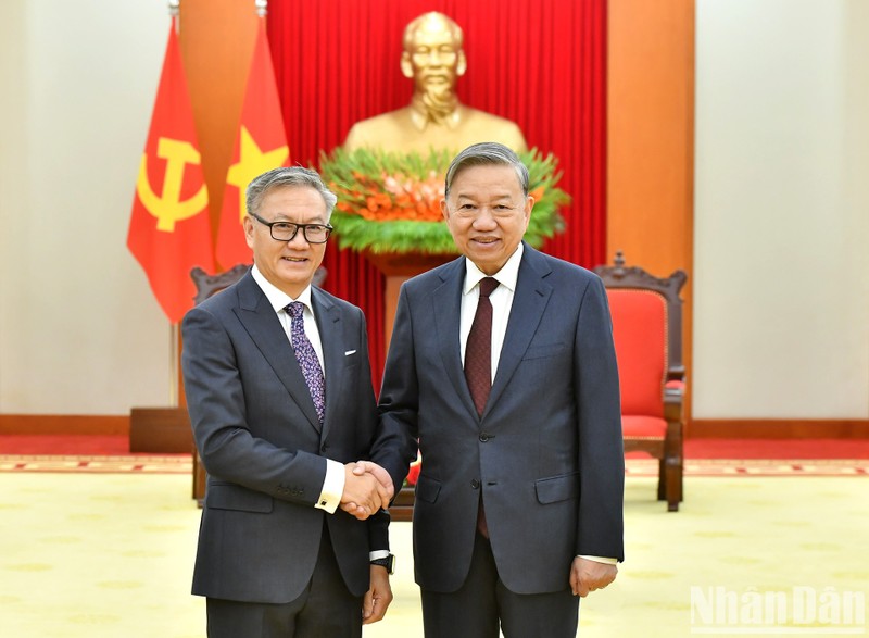 El secretario general del Partido Comunista de Vietnam, To Lam (derecha), recibe al ministro de Relaciones Exteriores de Laos, Thongsavanh Phomvihane. (Foto: Nhan Dan)