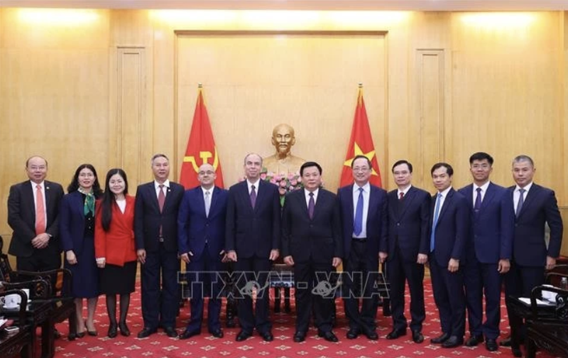 El director de la Academia Nacional de Política Ho Chi Minh, Nguyen Xuan Thang, y el embajador cubano, Rogelio Polanco Fuentes, junto con los delegados (Foto: VNA)