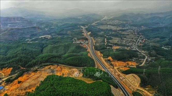 La autopista Ha Long - Van Don vista desde arriba. (Foto: VNA)