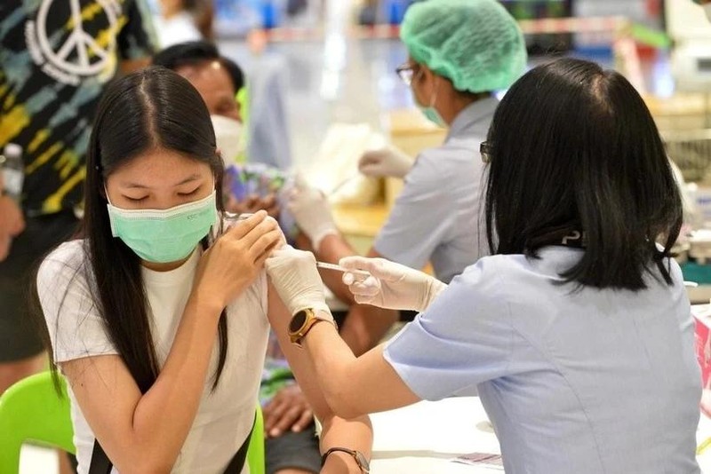 La gente se vacuna contra la gripe en Tailandia. (Foto: VNA)