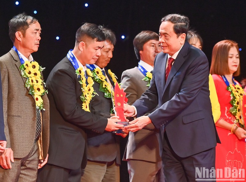 El presidente de la Asamblea Nacional vietnamita, Tran Thanh Man, entrega insignias de reconocimiento a los trabajadores ejemplares. (Foto: Nhan Dan)