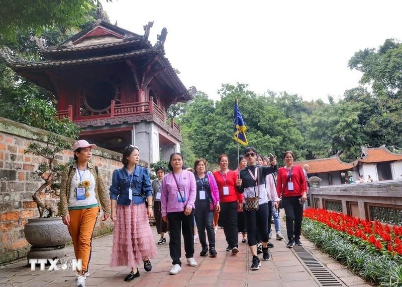 Turistas chinas visitan la Reliquia Nacional Especial del Templo de la Literatura (Van Mieu-Quoc Tu Giam) de Hanói. (Foto: VNA)