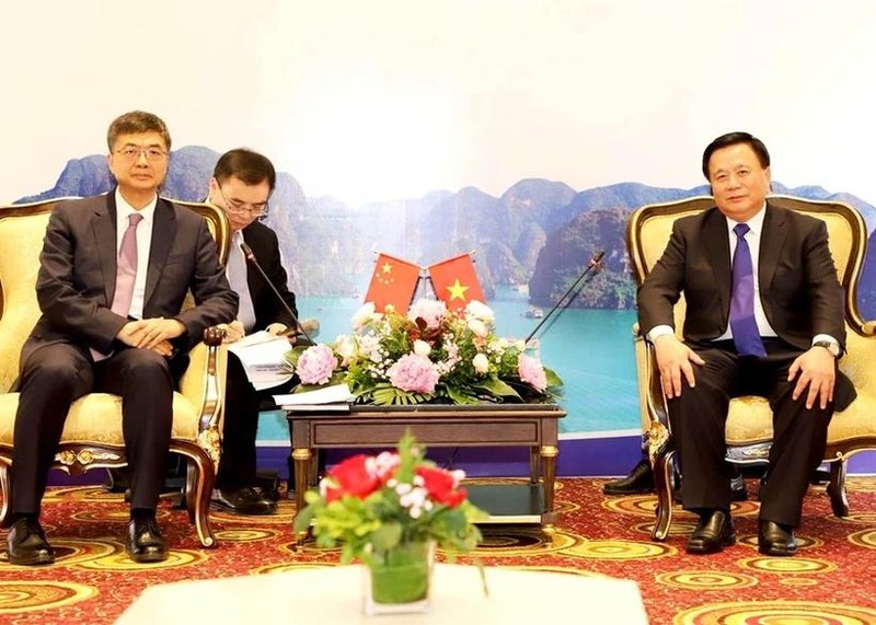 El director de la Academia Nacional de Política Ho Chi Minh y presidente del Consejo Teórico Central, Nguyen Xuan Thang, se reúne con Chen Gang, secretario del Comité del Partido Comunista de China (PCCh) de la región autónoma Zhuang de Guangxi (Foto: Periódico Ha Giang)