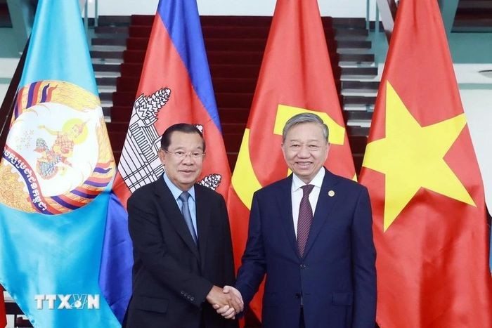 El secretario general del PCV, To Lam (derecha), se reúne con el presidente del PPC y titular del Senado de Camboya, Hun Sen (Foto: VNA)