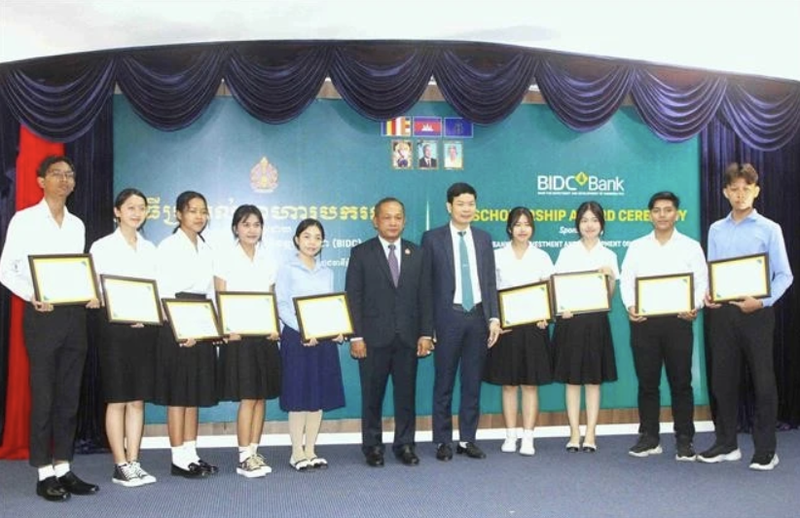 Representantes del BIDC entregan becas a estudiantes camboyanos. (Foto: VNA)