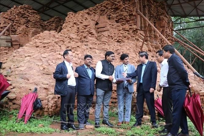 El Comité Popular de la provincia centrovietnamita de Quang Nam y el Servicio Arqueológico de la India (ASI) lanzaron hoy el proyecto para preservar, restaurar y renovar los grupos de torres E y F del Santuario de My Son (Foto: VNA)