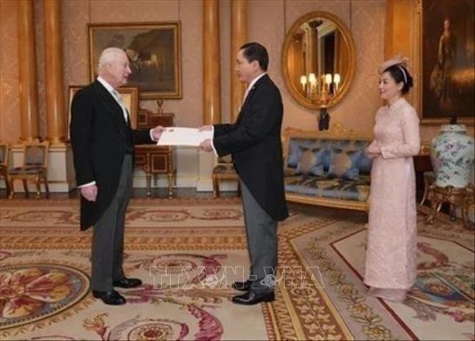 El embajador de Vietnam en el Reino Unido, Do Minh Hung, y su esposa presentaron sus cartas credenciales al rey Carlos III. (Foto: VNA)