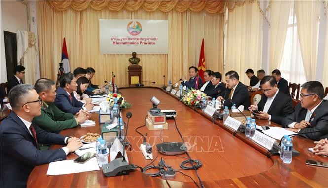 El encuentro entre representantes vietnamitas y de la provincia laosiana de Khammuon. (Foto: VNA)