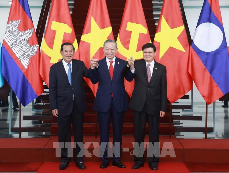 El secretario general del Partido Comunista de Vietnam, To Lam (centro) sostiene una reunión de alto nivel con el presidente del Partido Popular de Camboya y titular del Senado del país vecino, Hun Sen (izquierda) y el secretario general del Partido Popular Revolucionario y presidente de Laos, Thongloun Sisoulith (Foto: VNA)