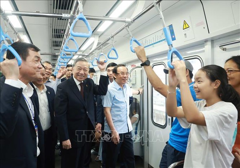 El secretario general del Partido Comunista de Vietnam (PCV), To Lam (centro) experimenta la línea de metro Ben Thanh-Suoi Tien (Foto: VNA)