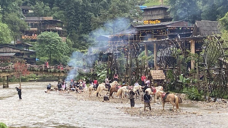 La aldea de Cat Cat, en el distrito montañoso de Sapa, es un destino atractivo para los turistas.