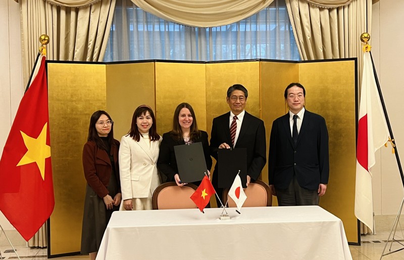 En la ceremonia de firma entre la Embajada de Japón en Hanói y el Grupo Asesor de Minas en Vietnam (Foto: thoidai.com.vn)