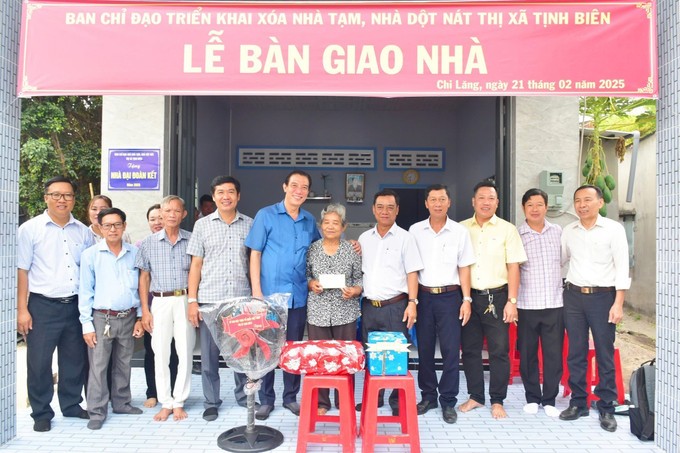 Entregan la gran casa solidaria a Neang Bich, ciudadana en el barrio de Chi Lang, comuna de Tinh Bien, provincia de An Giang. (Foto: VNA)