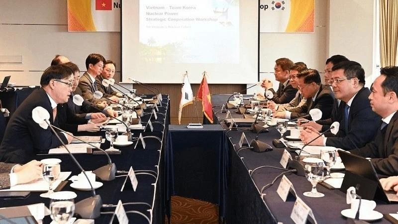 Nguyen Hong Dien, ministro de Industria y Comercio de Vietnam, en la reunión con representantes de grandes grupos de energía sudcoreanos como KEPCO, Doosan Energy, POSCO E&C y LS Eco Energy. (Foto: https://nangluongvietnam.vn/)