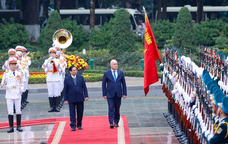 El primer ministro de Vietnam, Pham Minh Chinh, presidió en Hanói la ceremonia de bienvenida a su homólogo de Nueva Zelanda, Christopher Luxon. (Foto: VGP)