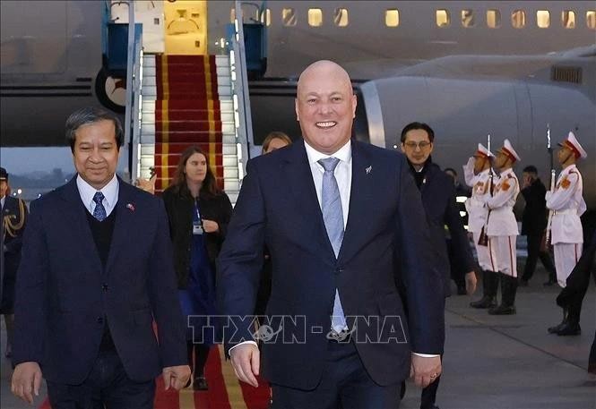 El primer ministro de Nueva Zelanda, Christopher Luxon, llega al aeropuerto internacional de Noi Bai. (Foto: VNA)