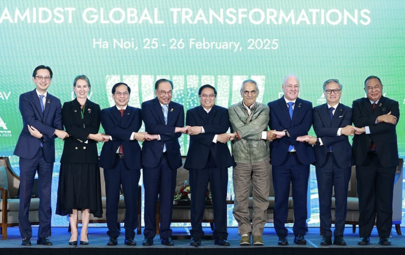 Los primeros ministros de Vietnam, Pham Minh Chinh; de Malasia, Anwar bin Ibrahim, y de Nueva Zelanda, Christopher Luxon; el presidente de Timor-Leste, José Ramos-Horta, y los jefes de delegaciones asisten a la sesión plenaria. (Foto: VNA)