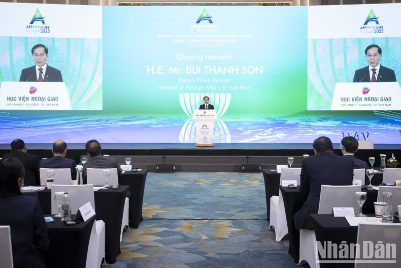 El viceprimer ministro y canciller de Vietnam, Bui Thanh Son, pronuncia el discurso de clausura del AFF 2025. (Foto: Nhan Dan)