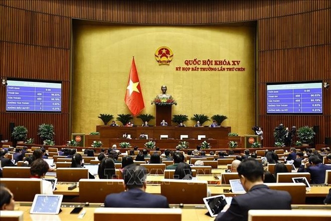 La Asamblea Nacional de Vietnam aprueba la Resolución sobre la inversión en el proyecto de construcción de la línea ferroviaria Lao Cai - Hanói - Hai Phong. (Foto: VNA)