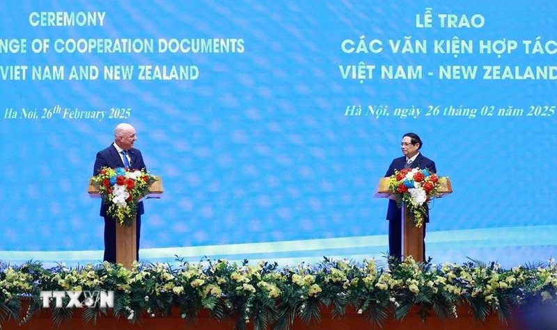 El primer ministro vietnamita, Pham Minh Chinh, y su homólogo neozelandés, Christopher Luxon, anuncian la elevación de las relaciones al nivel de Asociación Estratégica Integral (Foto: VNA)