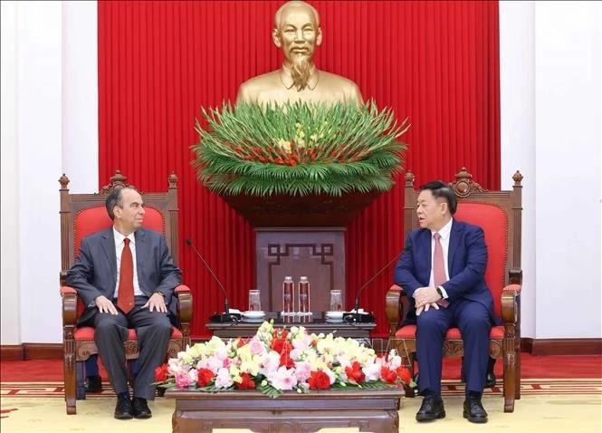 Nguyen Trong Nghia, miembro del Buró Político, secretario del Comité Central del Partido Comunista de Vietnam (PCV) y jefe de su Comisión de Comunicación y Educación, recibe al embajador de Cuba en Vietnam, Rogelio Polanco Fuentes. (Foto: VNA)