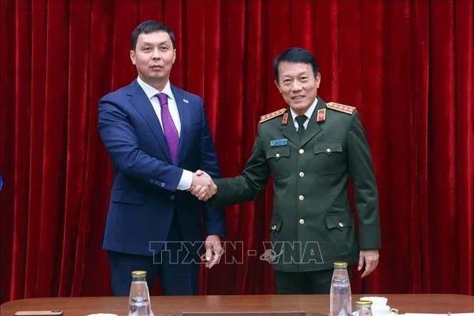 Luong Tam Quang, ministro de Seguridad Pública de Vietnam, recibe a Zhumagali Askhat, presidente de la Agencia Anticorrupción de Kazajistán. (Foto: VNA)