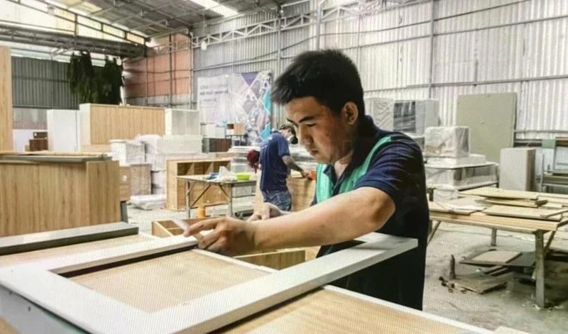 Procesamiento de muebles de madera para exportación (Foto: VNA)