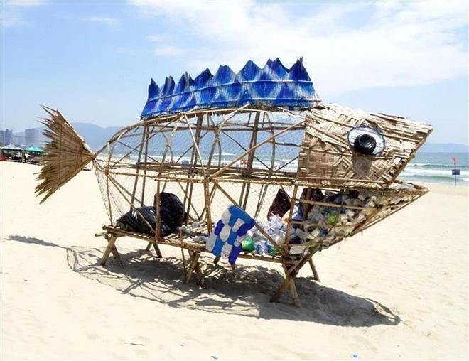 Modelo de pez gobio gigante para recoger residuos plásticos en la playa My Khe (Da Nang). (Foto: VNA)